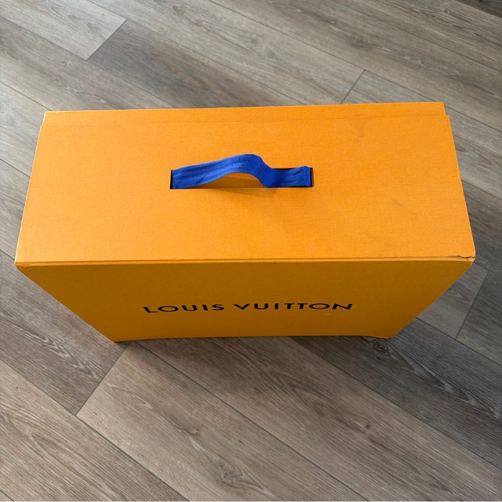 Huge Louis Vuitton box 23“ x 17“ x 10“ has wear see pics